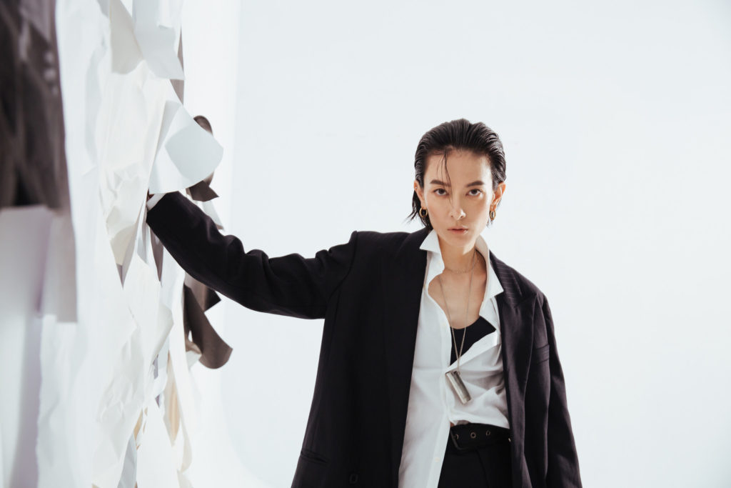 从伸展台走到红毯,刘欣瑜穿上nike air max 270 react 过忠於自己的