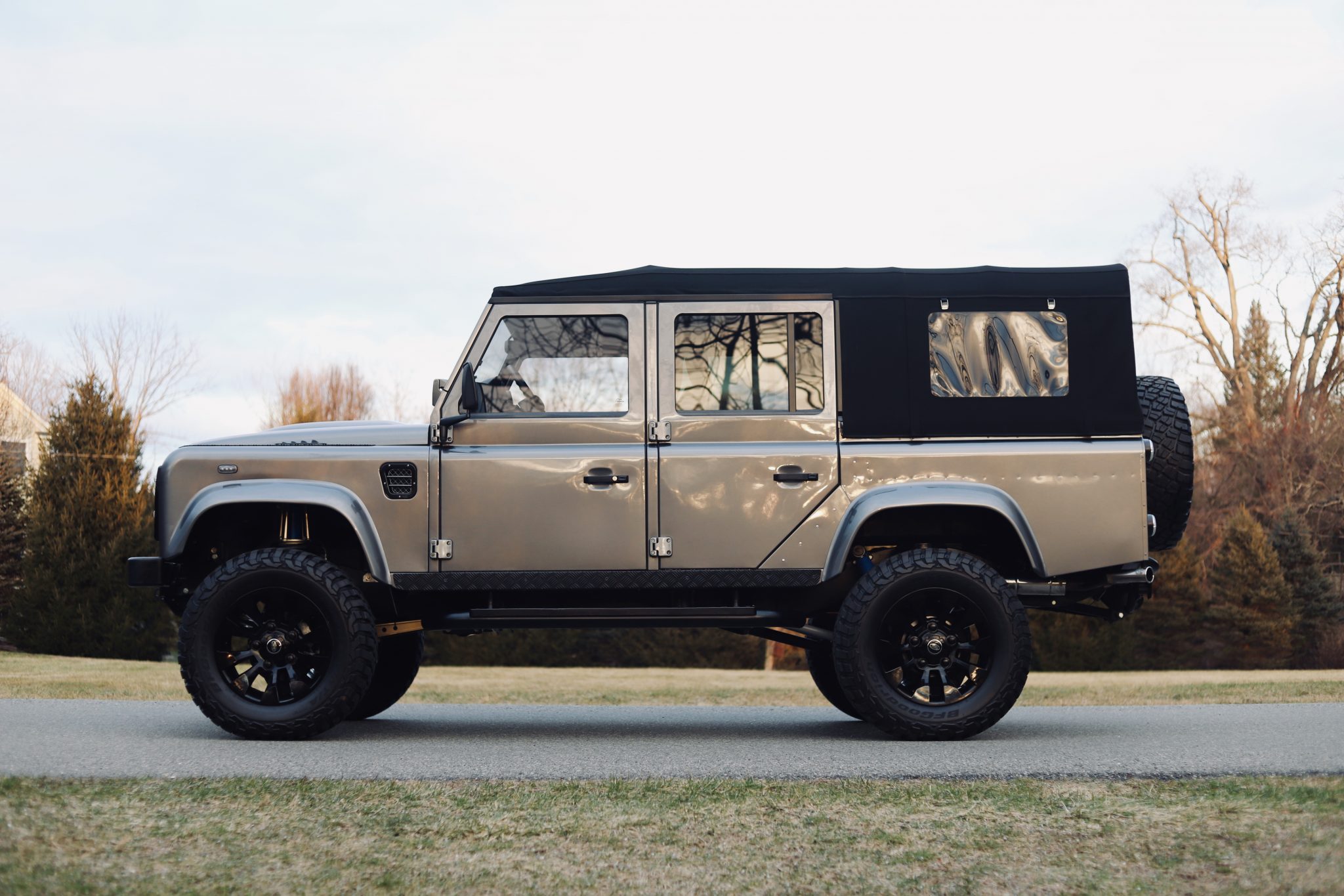 1992 年 Land Rover Defender 以質感銀灰配色重現軍用皮卡的硬派 - EVERYDAY OBJECT