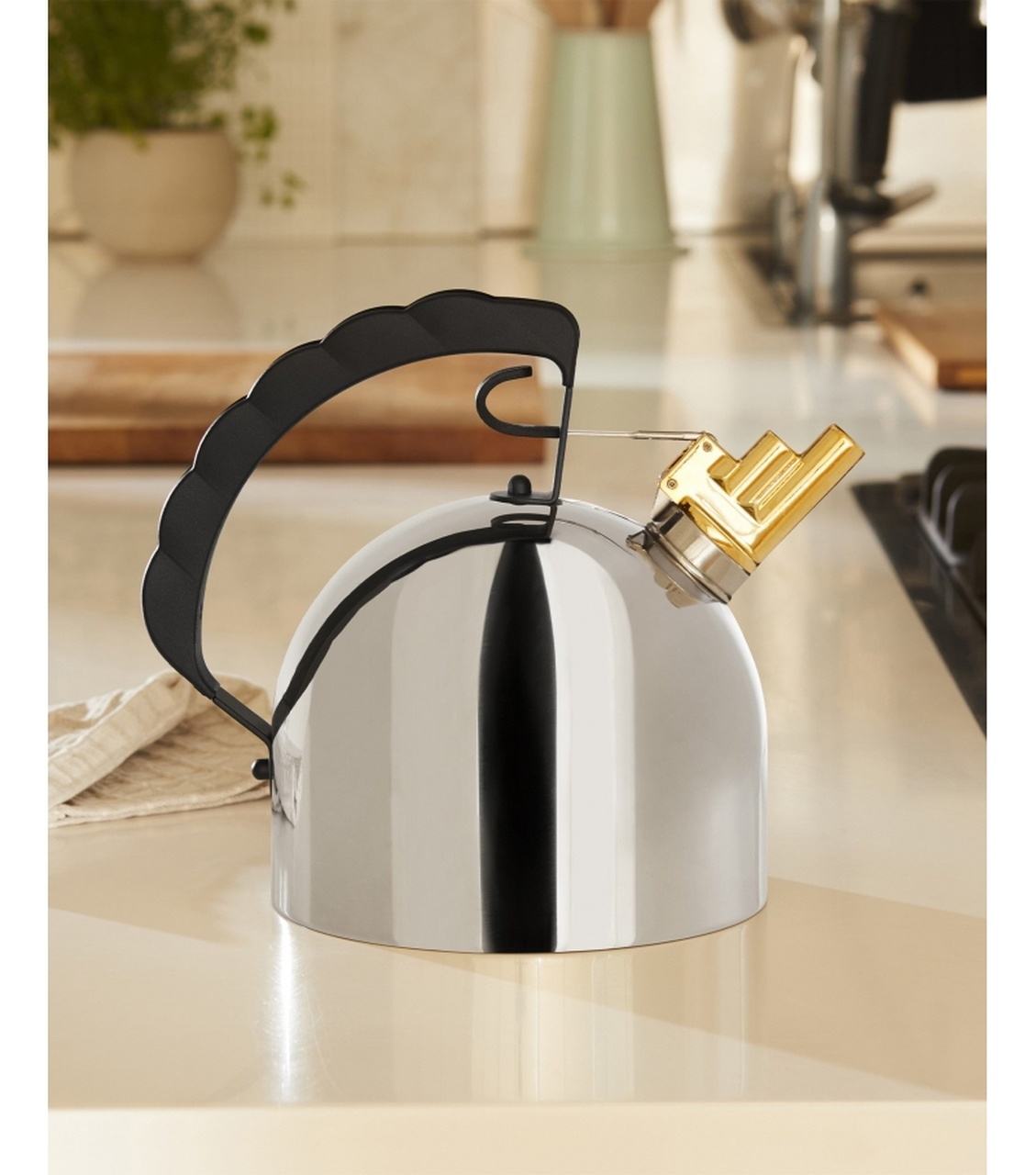 「設計圈流傳的最美熱水壺。」在平凡無奇的日子中，讓你的廚房繚繞著優雅的樂章 Alessi Kettles 水壺 EVERYDAY OBJECT