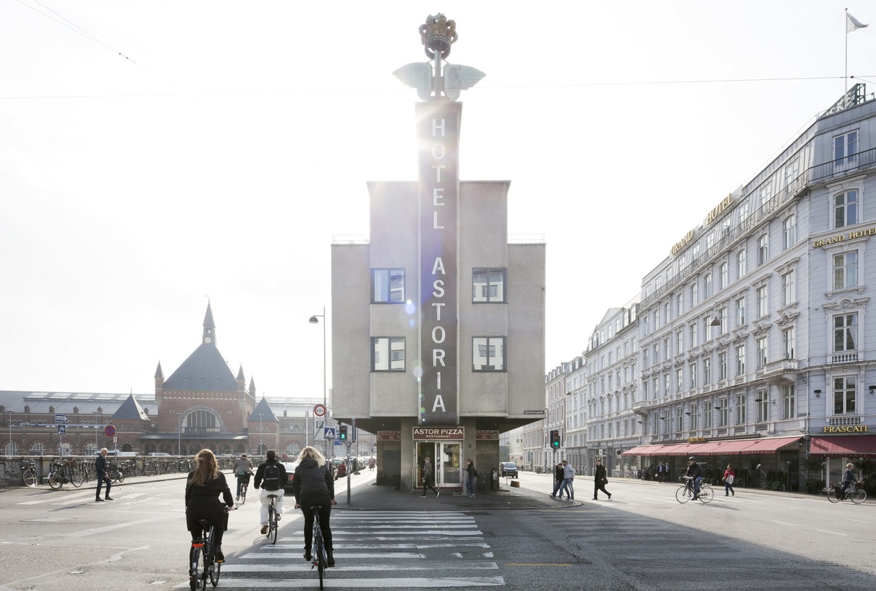 「依然狹窄的迷人，是這間度過將近 90 年頭的飯店」 哥本哈根 Hotel Astoria EVERYDAY OBJECT